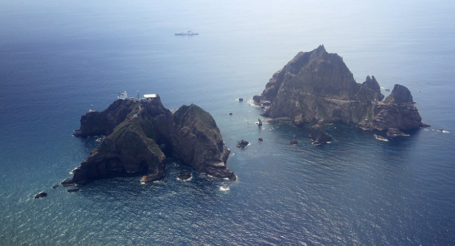  Chiếc trực thăng rơi xuống vùng biển gần các đảo tranh chấp Dokdo. Ảnh: AP