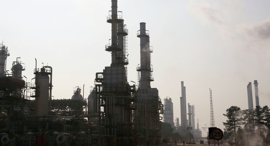 Một nhà máy lọc dầu của Iran. Ảnh: AP