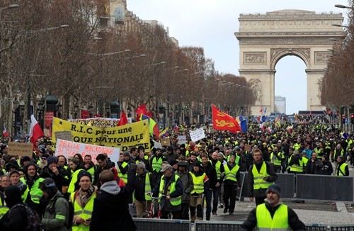 Người biểu tình 'áo vàng' tuần hành ở Khải Hoàn Môn, Paris. Ảnh: Reuters.