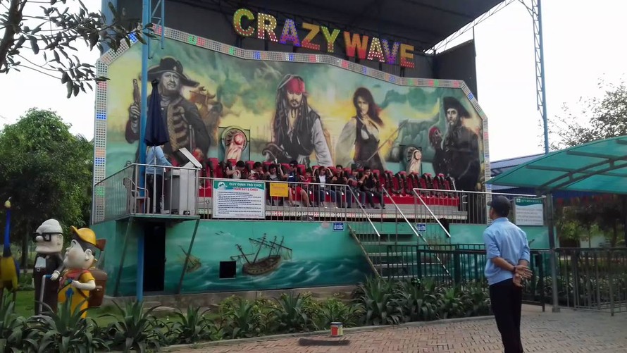 Trò chơi Crazy Wave – sóng điên xuất hiện nhiều trong các khu vui chơi giải trí. Ảnh minh họa