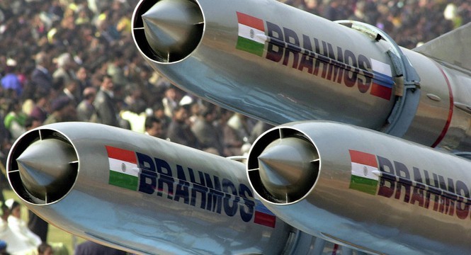 BrahMos là loại tên lửa hành trình siêu thanh ứng dụng công nghệ tàng hình có thể phóng từ tàu, tàu ngầm, máy bay hay các trạm phóng lưu động trên mặt đất. Ảnh : AP