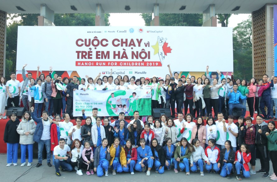 Đông đảo nhân viên và đại lý Manulife Việt Nam có mặt tại sự kiện Chạy vì trẻ em Hà Nội.