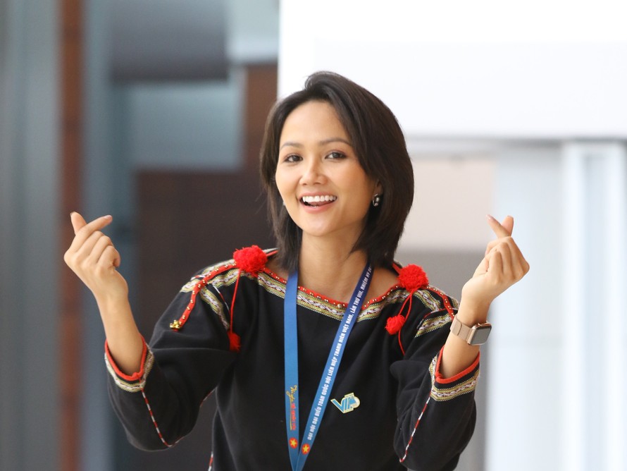 Hoa hậu H'Hen Niê rạng ngời tại Đại hội Hội LHTN Việt Nam lần thứ VIII
