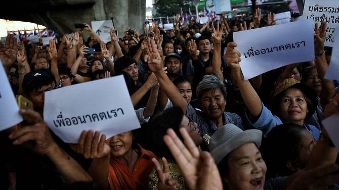 Hàng ngàn người Thái Lan đổ xuống đường biểu tình. (Ảnh: Reuters)