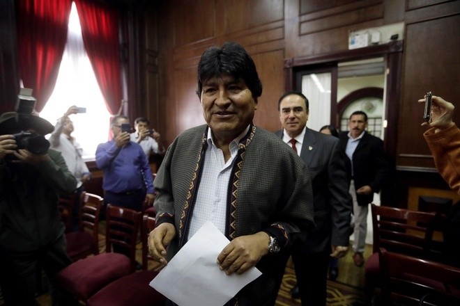 Cựu tổng thống Bolivia Evo Morales đã thề sẽ "tiếp tục chiến đấu" sau khi đặt chân đến Argentina. Ảnh: Reuters.