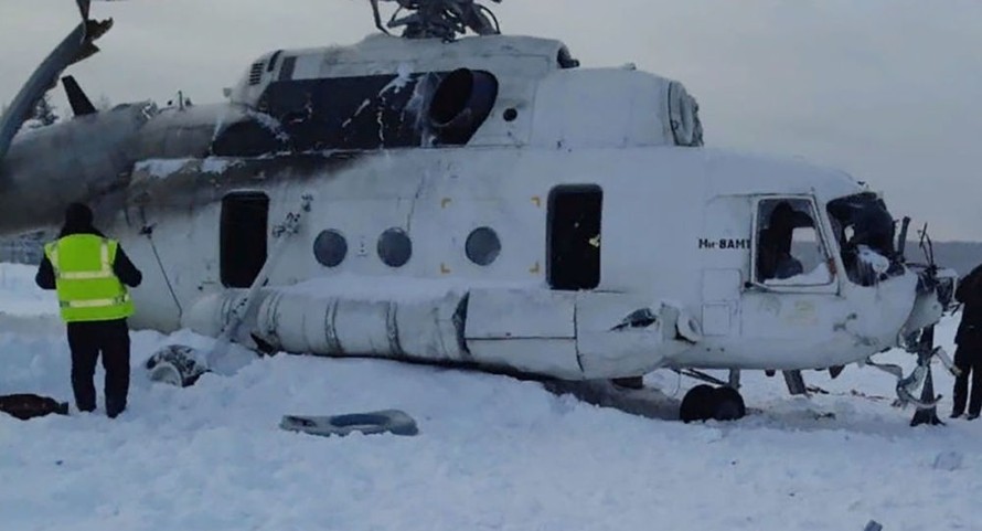 Chiếc Mi-8 bị rơi ngay khi vừa cất cánh do bão tuyết. Ảnh: 24.mchs.gov.ru
