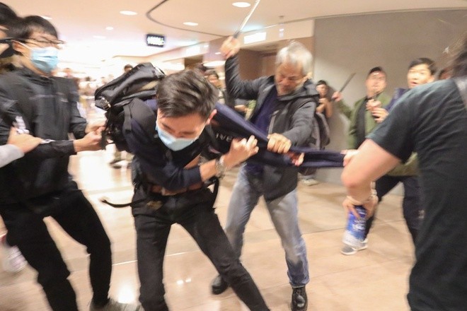 Cảnh sát mặc thường phục tấn công người biểu tình bằng gậy. Ảnh: SCMP.