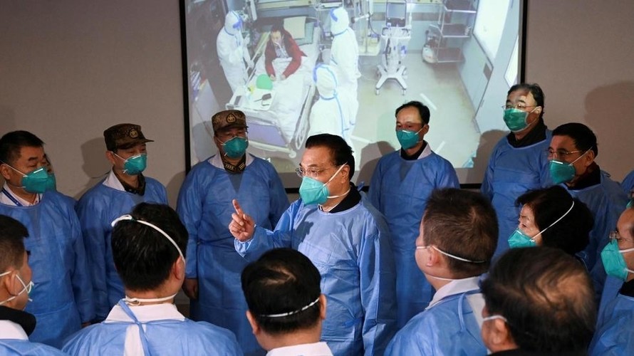 Thủ tướng Trung Quốc Lý Khắc Cường (Li Keqiang) tới thị sát bệnh viện Kim Ngân Đàm (Jinyintan), Vũ Hán giữa lúc dịch bệnh bùng phát. Ảnh: REUTERS