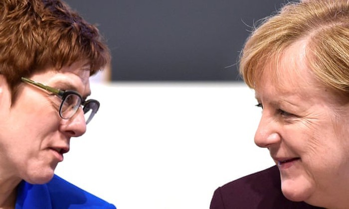 Thủ tướng Đức Angela Merkel (bên phải) và người kế nhiệm Annegret Kramp-Karrenbauer (bên trái)