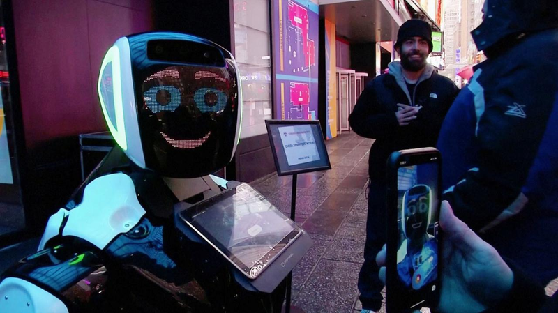 Robot trên Quảng trường Thời đại ở New York, Mỹ. (Nguồn: Yahoo News)