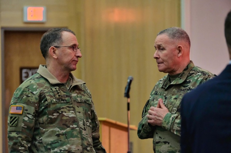 Chỉ huy Lực lượng Mỹ ở Hàn Quốc Tướng Robert Abrams (trái) nói chuyện với đồng nghiệp tại căn cứ Camp Humphreys, Hàn Quốc ngày 24/2. Ảnh: Stars and Stripes 