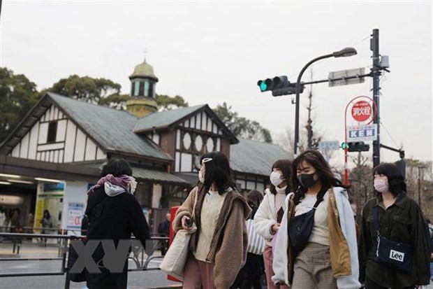 Người dân đeo khẩu trang phòng tránh lây nhiễm dịch COVID-19 tại Tokyo, Nhật Bản. Ảnh: THX/TTXVN