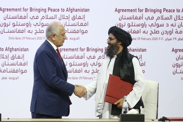 Mỹ và Taliban ký thỏa thuận hòa bình nhằm chấm dứt cuộc chiến kéo dài 18 năm qua giữa hai bên, ngày 29/2 tại Doha, Qatar. (Nguồn: Getty Images)