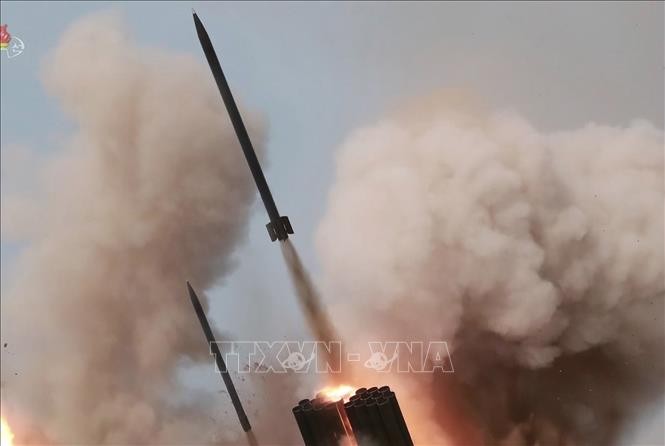 Buổi diễn tập pháo binh tầm xa của quân đội Triều Tiên ngày 2/3/2020 (ảnh do Đài truyền hình Trung ương Triều Tiên đăng phát). Ảnh: YONHAP/TTXVN