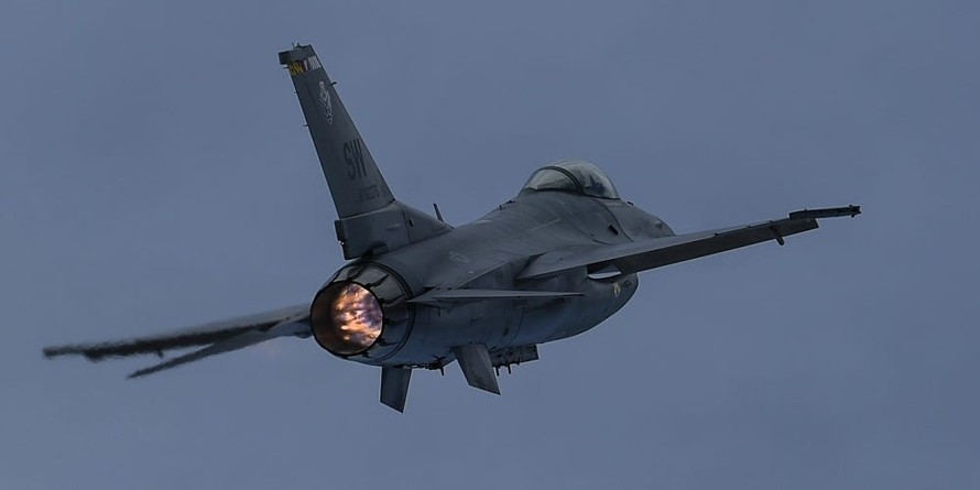 Một chiếc máy bay F-16