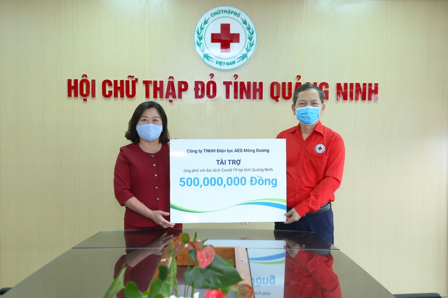 Đại diện Công ty AES Mông Dương trao tặng 500,000 triệu đồng cho ông Vũ Hồng Hải, Chủ tịch Hội chữ thập đỏ tỉnh Quảng Ninh để đóng góp vào công tác phòng chống COVID-19. 