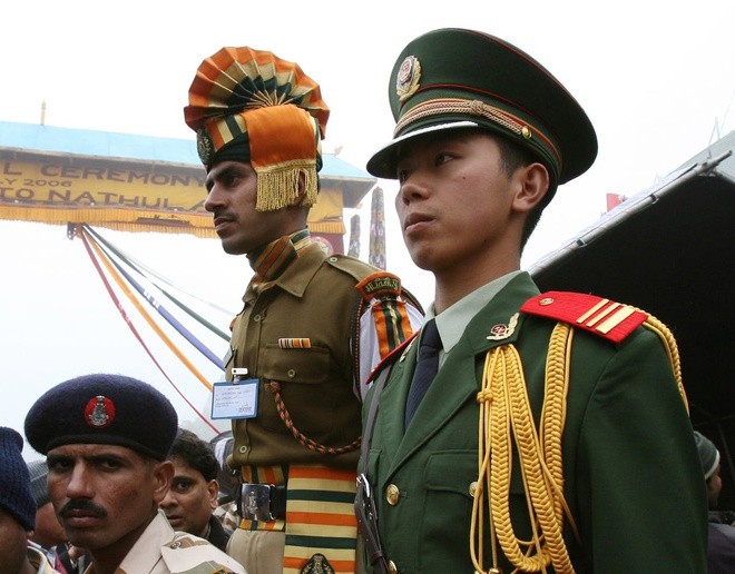 Binh sĩ Ấn Độ và Trung Quốc tại cửa khẩu trên đèo Nathu La nối bang Sikkim và Tây Tạng. Ảnh: Reuters.