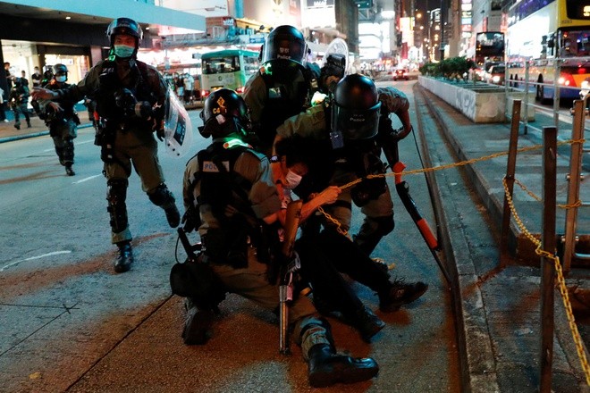 Cảnh sát khống chế người biểu tình ở khu vực Mong Kok. Ảnh: Reuters.