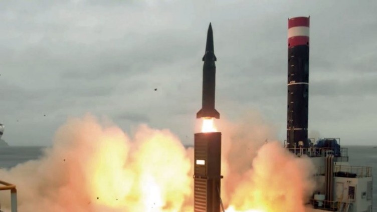 Một tên lửa đạn đạo Hyunmu-2C có tầm bắn 800 km được bắn từ bệ phóng gắn trên xe tải. Ảnh: Bộ Quốc phòng Hàn Quốc