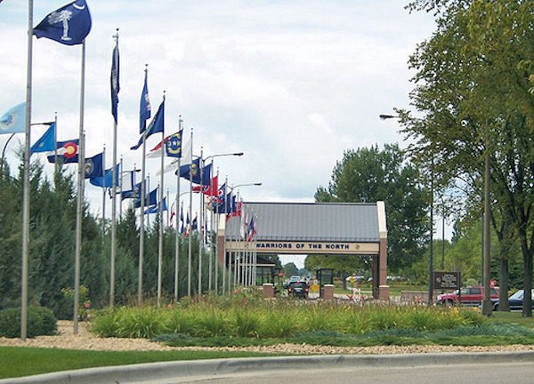 Cổng chính của căn cứ không quân Grand Fork