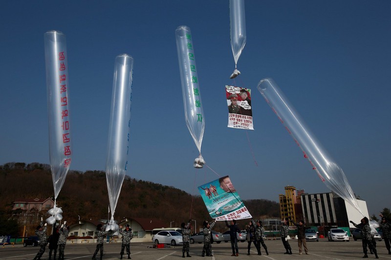Các nhà hoạt động Hàn Quốc rải truyền đơn ở khu vực gần biên giới với Triều Tiên.