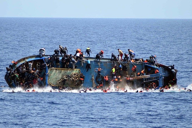 Lật thuyền là một trong những tai nạn trực chờ người di cư trên Địa Trung Hải. Ảnh: Wall Street Journal.