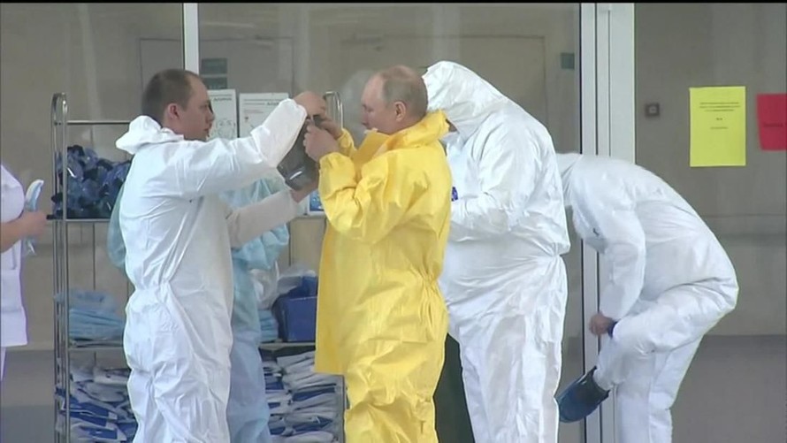 Tổng thống Putin mặc đồ bảo hộ khi đi thăm các bệnh nhân Covid-19. Ảnh: CNN