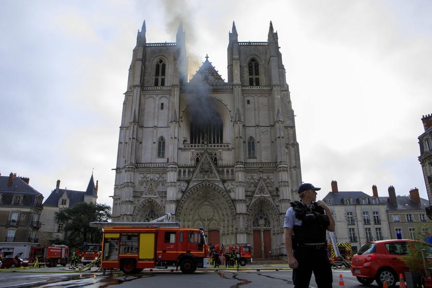 Cháy lớn ở nhà thờ Pháp