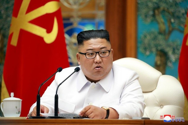 Nhà lãnh đạo Triều Tiên Kim Jong Un tổ chức một cuộc họp mở rộng khẩn cấp của Bộ Chính trị của Ủy ban Trung ương Đảng Lao động Triều Tiên trong bức ảnh được KCNA công bố vào ngày 25/7. Ảnh: KCNA.