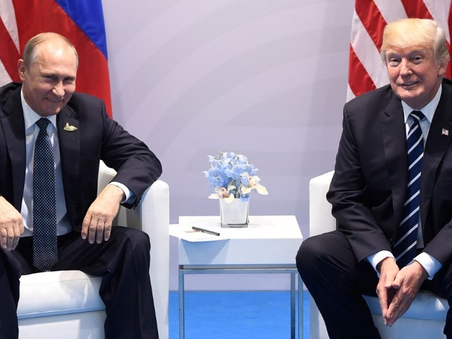 Tổng thống Mỹ Donald Trump (phải) và Tổng thống Nga Vladimir Putin (trái) hội đàm riêng bên lề thượng đỉnh G20. Ảnh: REUTERS
