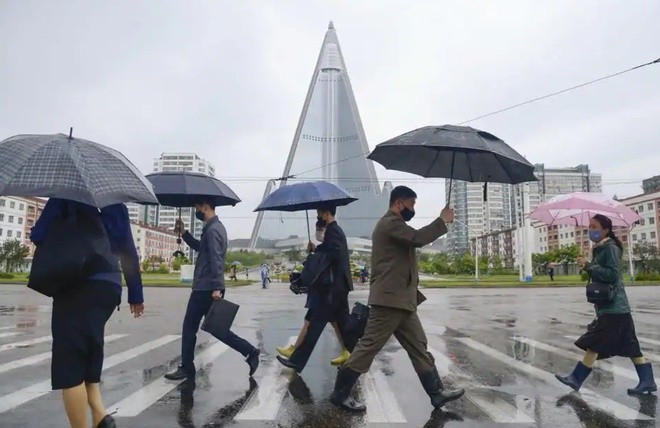 Người dân thủ đô Bình Nhưỡng đeo khẩu trang khi ra đường. Ảnh: Reuters.