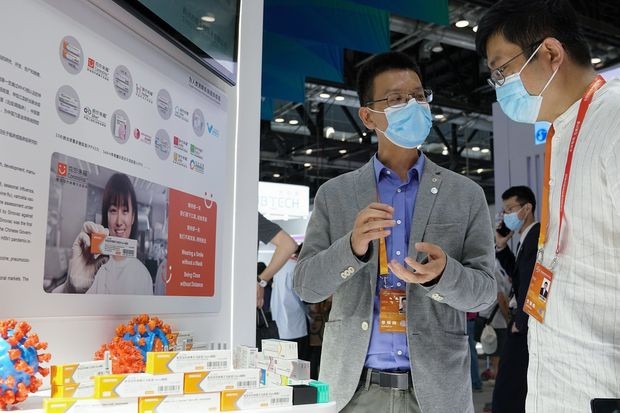 Một vaccine phòng Covid-19 được trưng bày tại hội chợ ở Bắc Kinh cuối tuần qua. Ảnh: Getty Images.