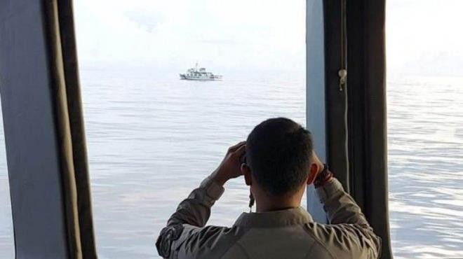 KN Nipah 321 của Indonesia trục xuất tàu hải cảnh Trung Quốc tại vùng biển Natuna. Ảnh: Tribunnews