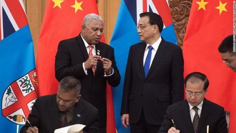 Thủ tướng Bainimarama của Fiji (trái) và thủ tướng Trung Quốc Lý Khắc Cường (phải) trong một lần gặp năm 2017 - Ảnh: Getty