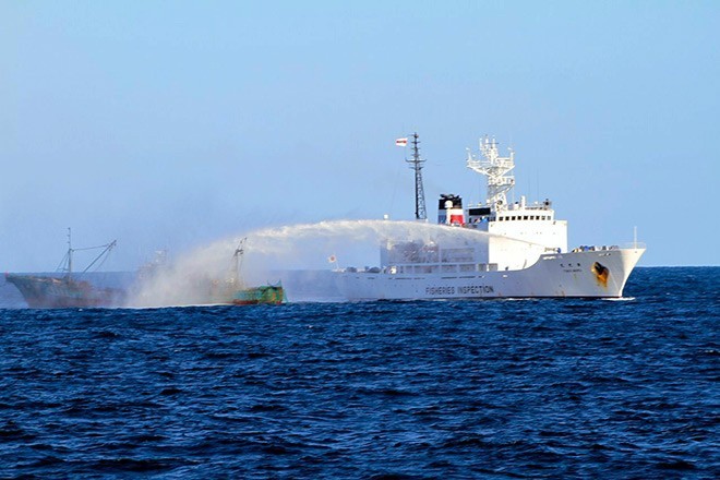 Một tàu tuần tra của Cơ quan Nghề cá Nhật Bản phun vòi rồng đuổi tàu Trung Quốc khỏi vùng biển Yamatotai. Ảnh: Asahi.