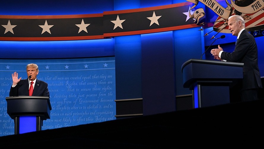 Hai ứng cử viên tổng thống Mỹ trong cuộc tranh luận cuối cùng tối 22/10. Ảnh: AP.