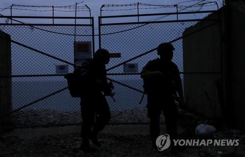 Lính thủy đánh bộ Hàn Quốc tuần tra dọc theo hàng rào thép gai trên đảo Yeonpyeong ở biên giới phía tây trong bối cảnh căng thẳng với Triều Tiên ngày càng gia tăng. Ảnh: Yonhap