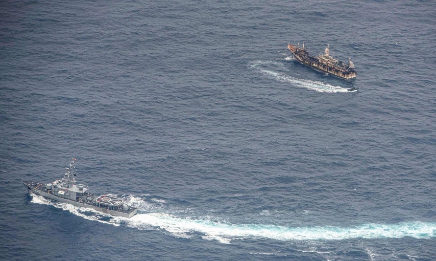 Một tàu hải quân Ecuador xua đuổi tàu đánh cá vào ngày 7/8 sau khi một đội tàu chủ yếu mang cờ Trung Quốc bị phát hiện ở Thái Bình Dương. Ảnh: Reuters.
