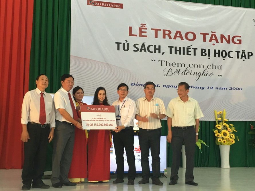 ông Nguyễn Huy Trinh (thứ 2 từ trái qua) Giám đốc CN Đồng Nai trao tặng trang thiết bị cho đại diện nhà trường và lãnh đạo ngành giáo dục