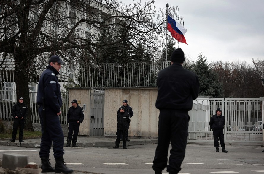 Cảnh sát Bulgaria đứng trước Đại sứ quán Nga ở Sofia, Bulgaria.