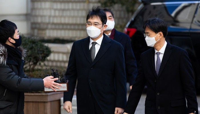 Ông Jay Y. Lee, Phó chủ tịch Samsung Electronics, đến Tòa án Quận Trung tâm Seoul ngày 30/12. Ảnh: Bloomberg