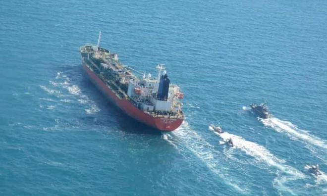 Tàu chở dầu mang cờ Hàn Quốc đang trên hành trình từ Saudi Arabia đến UAE thì bị lực lượng Iran bắt giữ. Ảnh: Reuters.