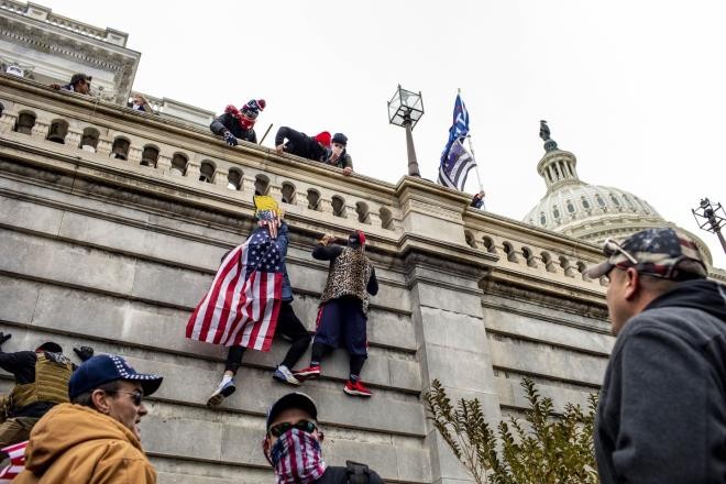 Người biểu tình trèo tường, bao vây Điện Capitol