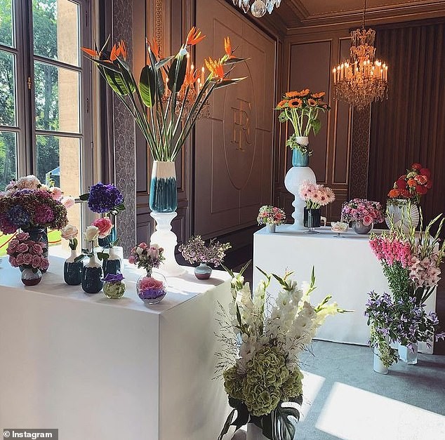 Hoa được trưng bày tại Điện Elysee hồi tháng 9/2020. Ảnh: Instagram