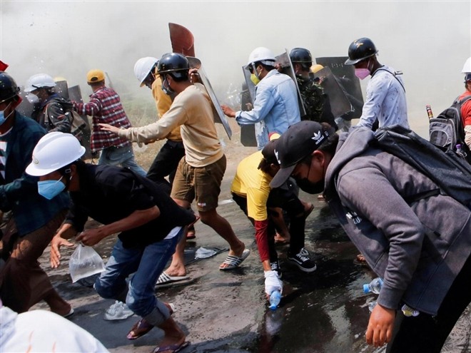 Cảnh sát Myanmar và người thân đang chạy trốn sang Ấn Độ trước sự truy quét của chính quyền quân sự. (Ảnh: Reuters)