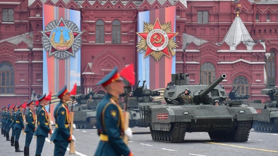 Xe tăng chiến đấu chủ lực T-14 Armata của Nga diễu binh trên Quảng trường Đỏ. Ảnh: Sputnik