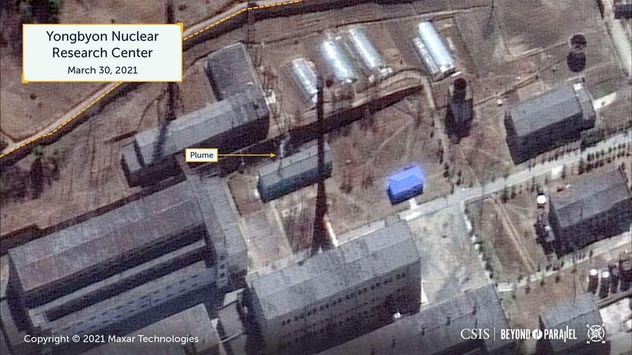 Ảnh vệ tinh cho thấy khói bốc lên tại phòng thí nghiệm Hóa học phóng xạ bên trong Trung tâm nghiên cứu hạt nhân Yongbyon của Triều Tiên. Ảnh: NBC News