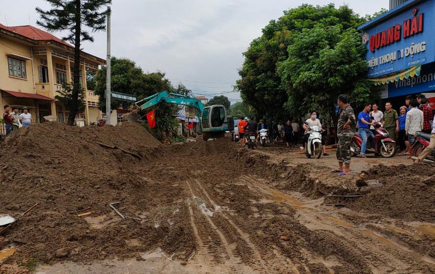 Lũ ống trong đêm khiến hai người chết