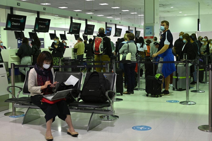 Hành khách chờ làm thủ tục tại sân bay quốc tế Sydney, Australia,