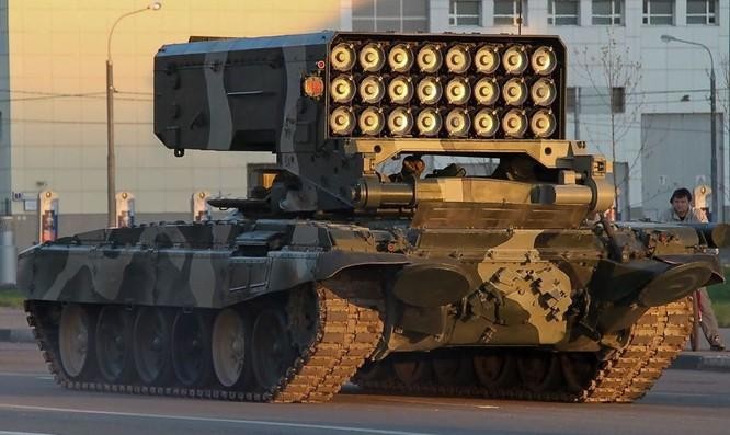 Pháo phản lực hạng nặng của Nga mất lái đâm gãy thanh chắn đường